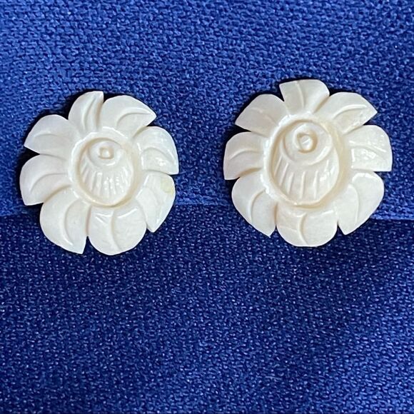 Vintage Jewelry - Vintage Hand Carved Round Flower Design Bone Silver Tone Clip On Earrings